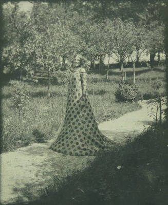 Emilie Flöge wearing an artistic reform dress in the garden of the Villa Oleander, Kammerl/Attersee